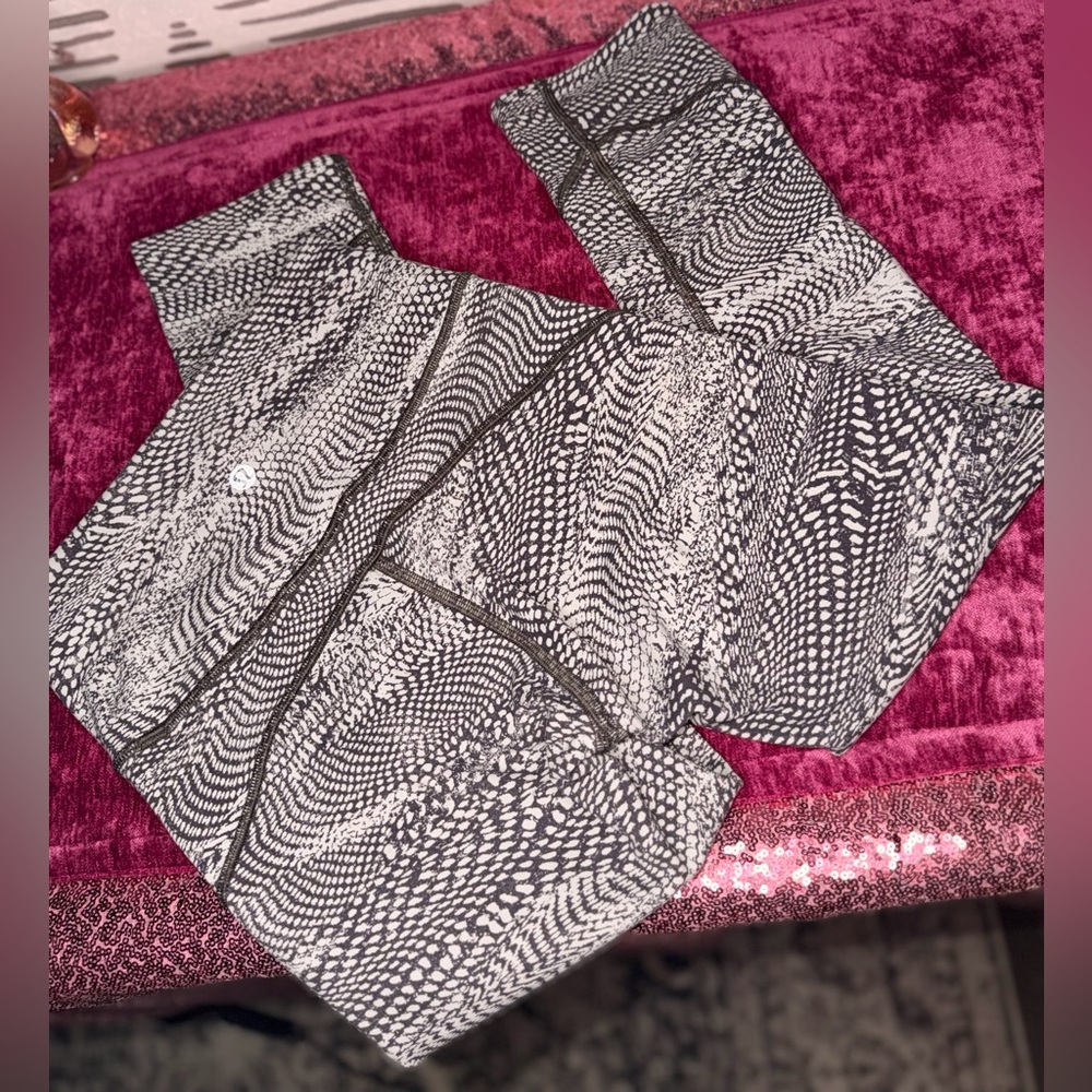 Black and White Lululemon Wunder Cropped Leggings